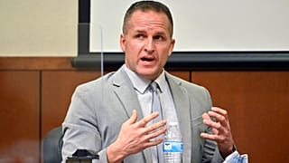 DOSYA - Eski Louisville Polis Memuru Brett Hankison, 2 Mart 2022 tarihinde Louisville, Ky'de savunma avukatı tarafından sorgulanıyor. 