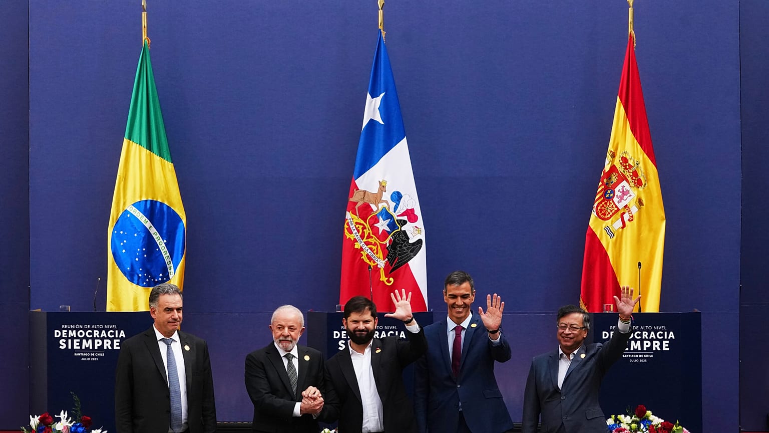 Leader latinoamericani accanto al primo ministro spagnolo Pedro Sanchez durante un forum sulla democrazia e il multilateralismo al palazzo La Moneda di Santiago, Cile, 21.07.2025