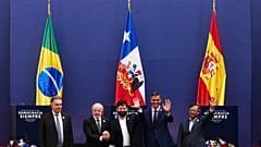 Líderes latino-americanos ao lado do primeiro-ministro espanhol Pedro Sanchez durante um fórum sobre democracia e multilateralismo no palácio La Moneda em Santiago, Chile, 21.07.2025