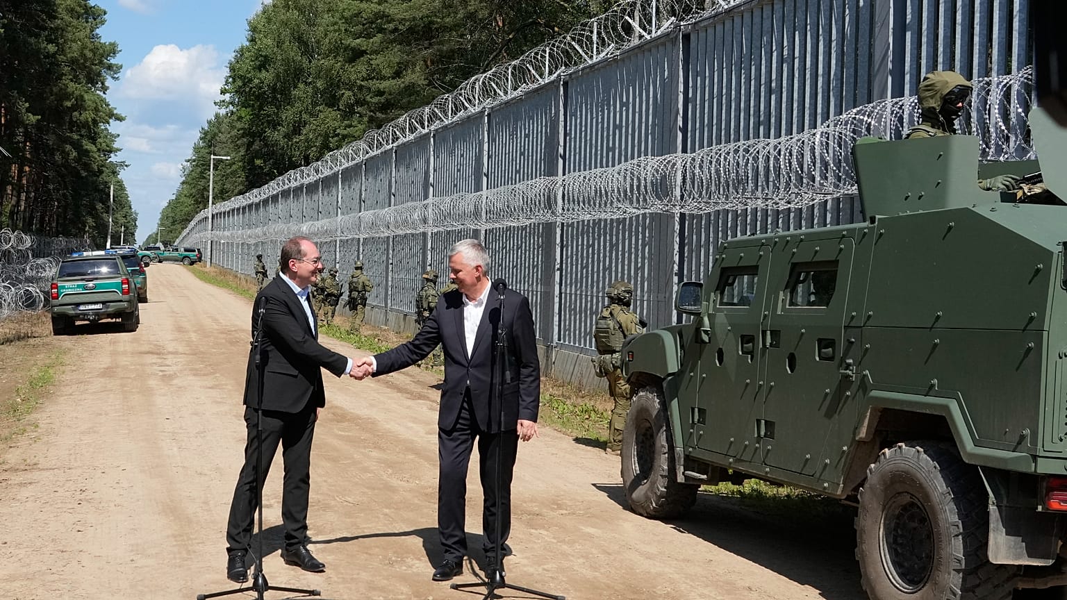 Il ministro dell'Interno polacco Tomasz Siemoniak (a destra) e il suo omologo tedesco Alexander Dobrindt a Polowce il 21 luglio 2025