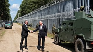 O ministro do Interior polaco, Tomasz Siemoniak (à direita), e o seu homólogo alemão, Alexander Dobrindt, na Polónia, em 21 de julho de 2025