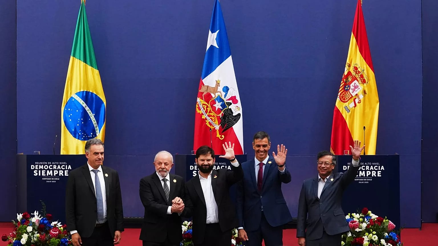 Latin Amerikalı liderler İspanya Başbakanı Pedro Sanchez ile birlikte Şili'nin Santiago kentinde düzenlenen demokrasi ve çok taraflılık konulu forum sırasında, 21.07.2025