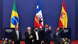 Latin Amerikalı liderler İspanya Başbakanı Pedro Sanchez ile birlikte Şili'nin Santiago kentinde düzenlenen demokrasi ve çok taraflılık konulu forum sırasında, 21.07.2025