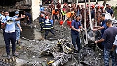 Bombeiros no local da queda de um avião militar numa escola do Bangladesh