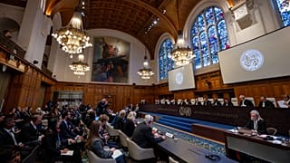 Os juízes tomam assento no Tribunal Internacional de Justiça durante as audiências em dezembro de 2024.