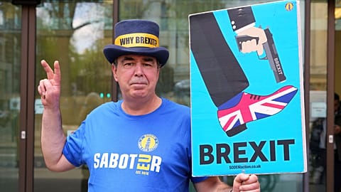 L'attivista anti-Brexit Steve Bray festeggia all'uscita dalla Westminster Magistrates Court di Londra, lunedì 14 aprile 2025.