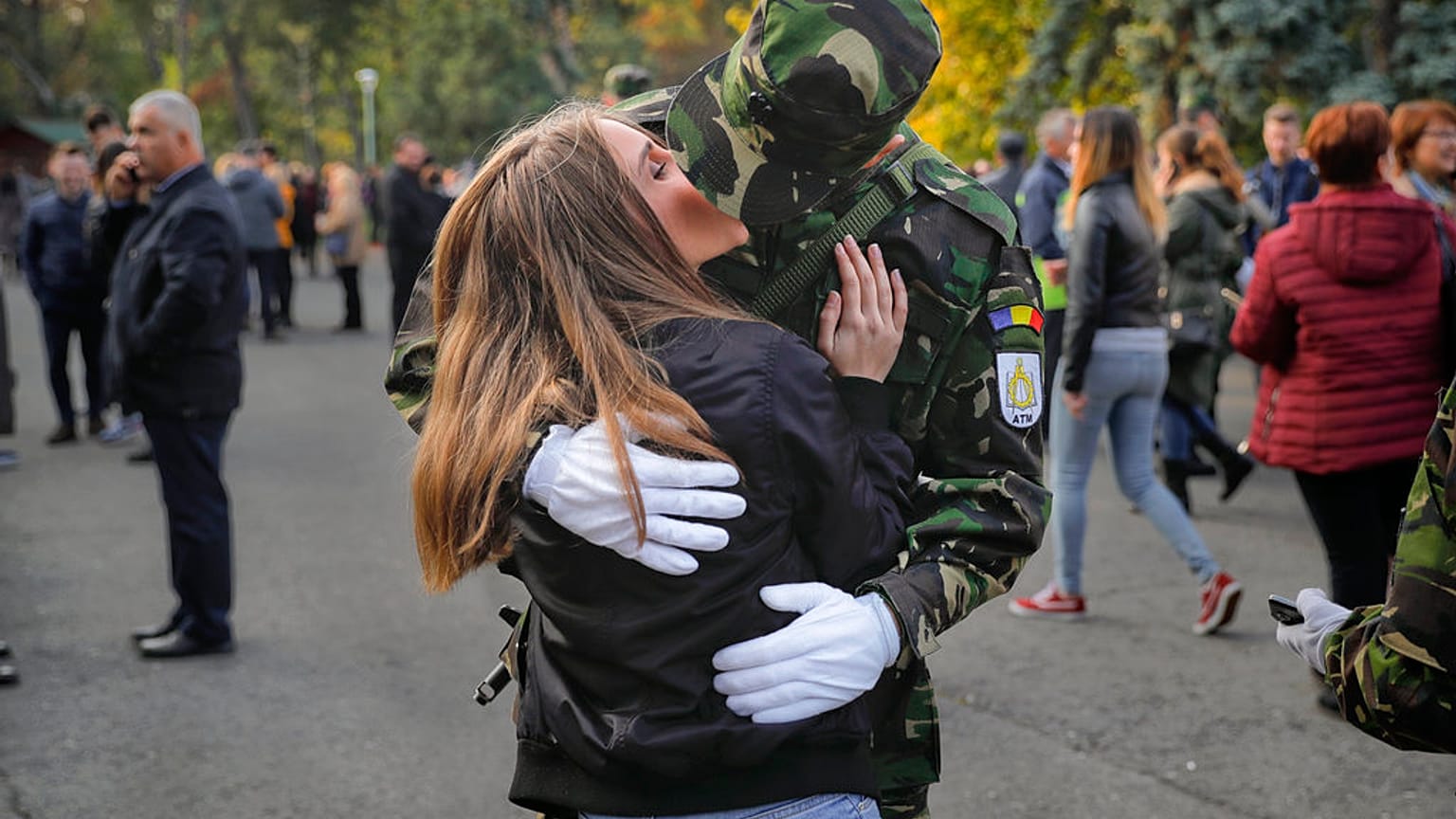 Egy katona a kedvesével csókolózik