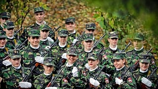 Studenti militari posano per una foto di gruppo prima della cerimonia di giuramento degli studenti militari, a Bucarest, in Romania,