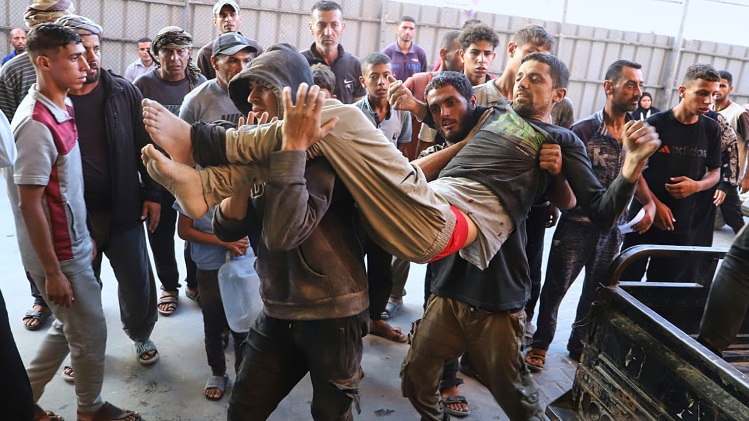 رجل فلسطيني أصيب أثناء توزيع الطعام في مركز تديره "مؤسسة غزة الإنسانية"، جنوب قطاع غزة، السبت 19 يوليو 2025.  