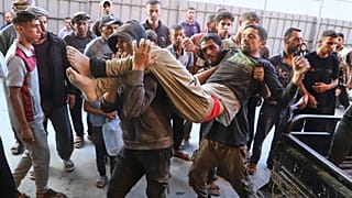 رجل فلسطيني أصيب أثناء توزيع الطعام في مركز تديره "مؤسسة غزة الإنسانية"، جنوب قطاع غزة، السبت 19 يوليو 2025.  
