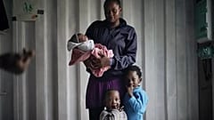 Eine Migrantin aus Kamerun mit ihren Kindern auf einem Rettungsschiff im Mittelmeer kurz vor der Ankunft in Europa, 2019
