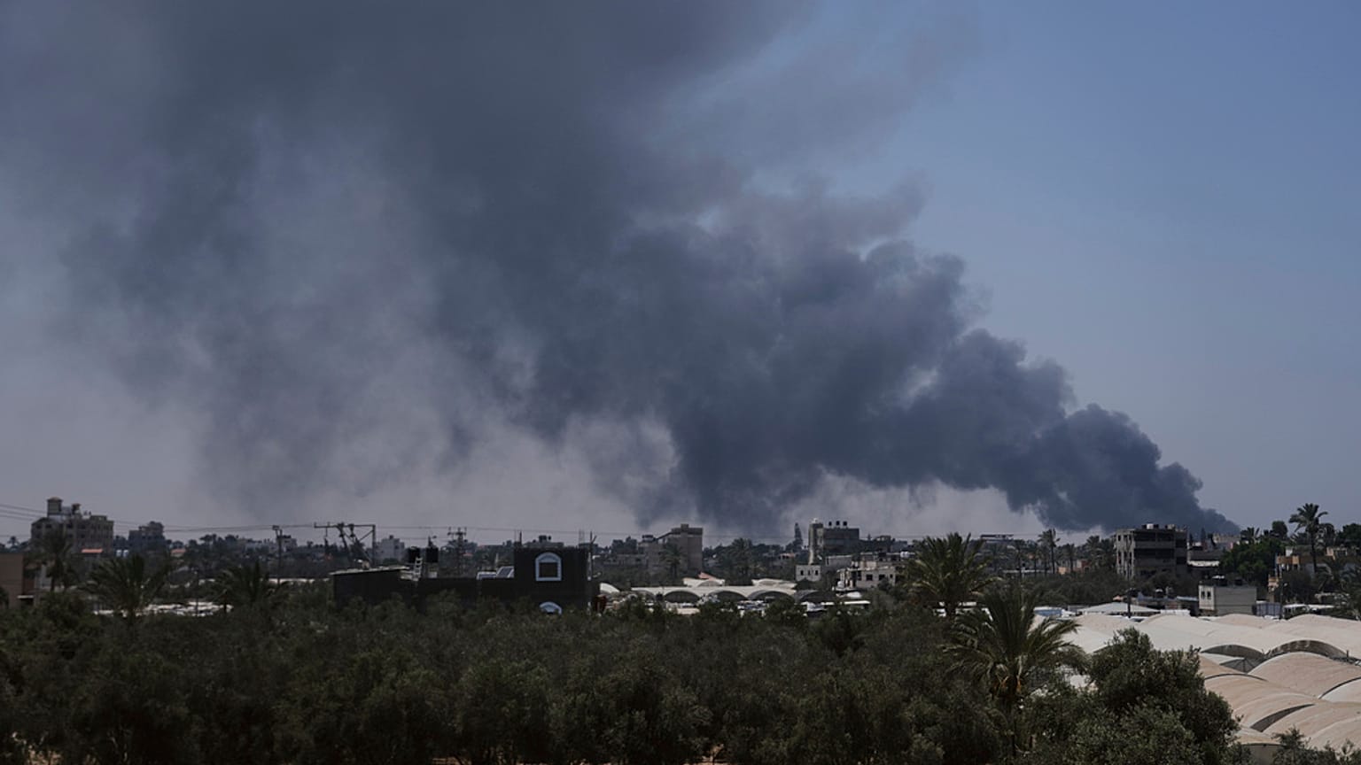 Se levanta humo tras un bombardeo del ejército israelí en Deir al-Balah, en el centro de la Franja de Gaza, el lunes 21 de julio de 2025. 