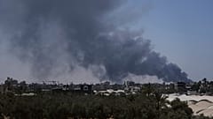 Se levanta humo tras un bombardeo del ejército israelí en Deir al-Balah, en el centro de la Franja de Gaza, el lunes 21 de julio de 2025. 