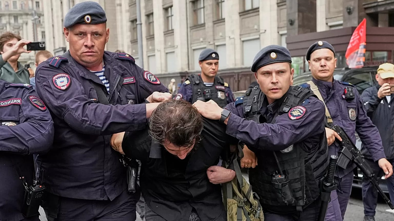 Detentions at the picket outside the State Duma of the Russian Federation protesting against the amendments, 22 July 2025