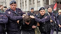 Verhaftungen bei der Mahnwache vor der Staatsduma der Russischen Föderation, die gegen die Änderungen protestierte, 22. Juli 2025