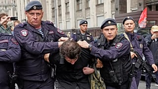 Detenzioni al picchetto davanti alla Duma di Stato della Federazione Russa per protestare contro gli emendamenti, 22 luglio 2025