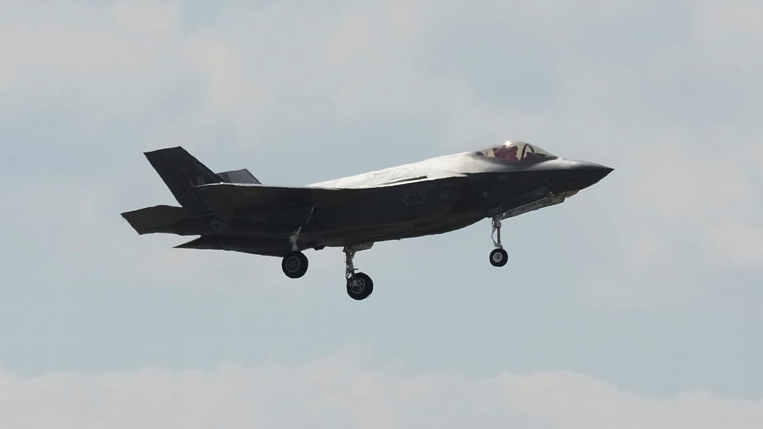 FILE: Un F35 Lockheed Martin vola al Paris Air Show di Le Bourget, a nord di Parigi, il 17 giugno 2025.