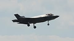 ARCHIVO: Un Lockheed Martin F35 vuela en el Salón Aeronáutico de París en Le Bourget, al norte de París, 17 de junio de 2025.