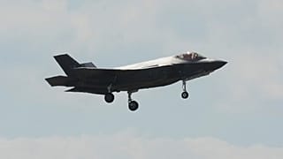 ФАЙЛ: Самолет F35 Lockheed Martin летит на Парижском авиасалоне в Ле Бурже, к северу от Парижа, 17 июня 2025 г.