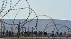 Migrantes rescatados al sur de Creta caminan tras su llegada al puerto de Lavrio, Grecia, el jueves 10 de julio de 2025.