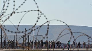 Migrantes rescatados al sur de Creta caminan tras su llegada al puerto de Lavrio, Grecia, el jueves 10 de julio de 2025.