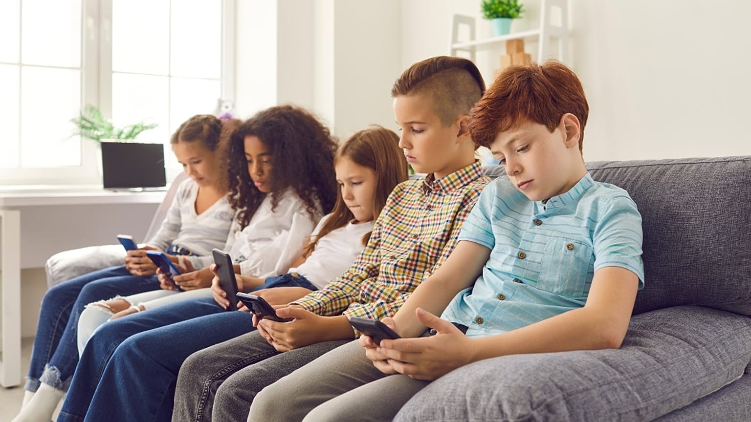 Selon une nouvelle étude, les enfants de moins de 13 ans qui utilisent des téléphones portables sont plus susceptibles de faire état de pensées suicidaires et d'une faible estime de soi. 