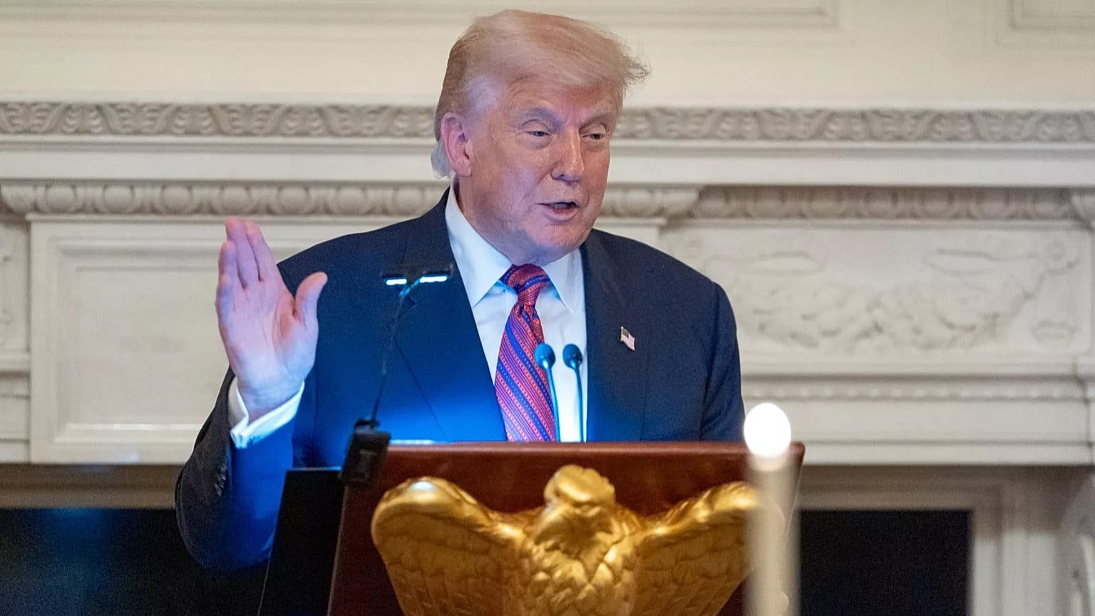 O presidente dos EUA, Donald Trump, fala durante um jantar para senadores republicanos na Sala de Jantar de Estado da Casa Branca, 18 de julho de 2025