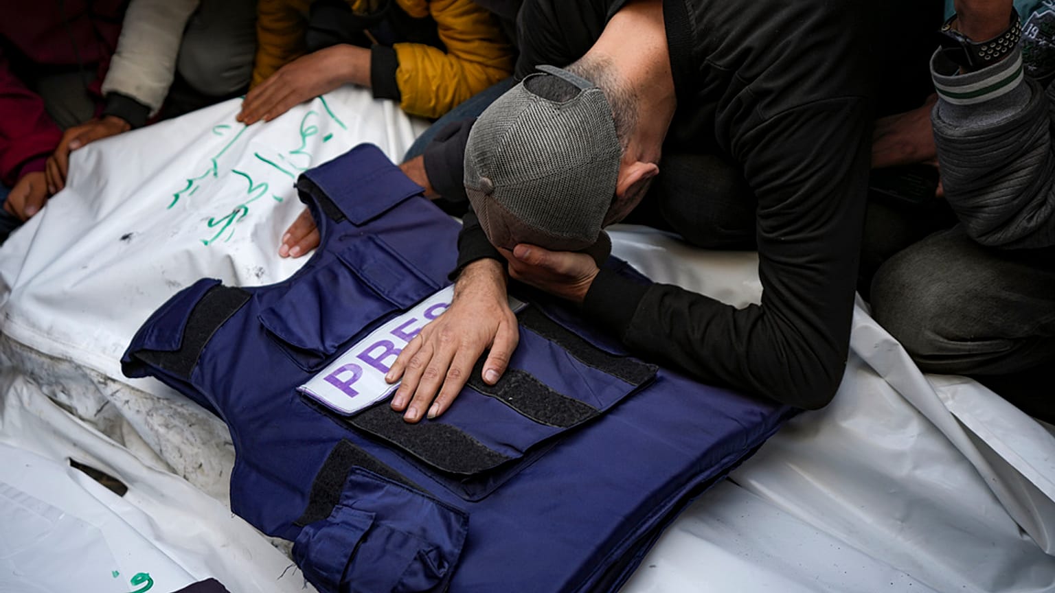 İsrail'in Gazze'ye düzenlediği hava saldırısında hayatını kaybeden bir gazetecinin Deyr el-Belah'taki cenaze töreninden, 26 Aralık 2024