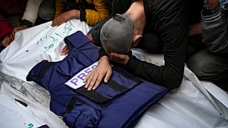 İsrail'in Gazze'ye düzenlediği hava saldırısında hayatını kaybeden bir gazetecinin Deyr el-Belah'taki cenaze töreninden, 26 Aralık 2024