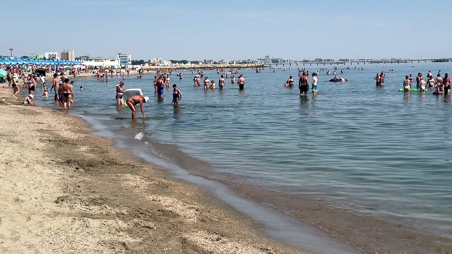 Отдыхающие на пляже в румынском курортном городе Мамая на берегу Черного моря, 15 июля 2025 года.