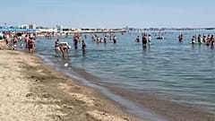 Urlauber am Strand des rumänischen Schwarzmeer-Küstenortes Mamaia, 15. Juli 2025