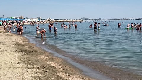 Отдыхающие на пляже в румынском курортном городе Мамая на берегу Черного моря, 15 июля 2025 года.