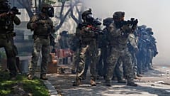 عناصر من قوات إنفاذ القانون يقفون خلال احتجاج في باراماونت، كاليفورنيا، السبت 7 يونيو/حزيران 2025،