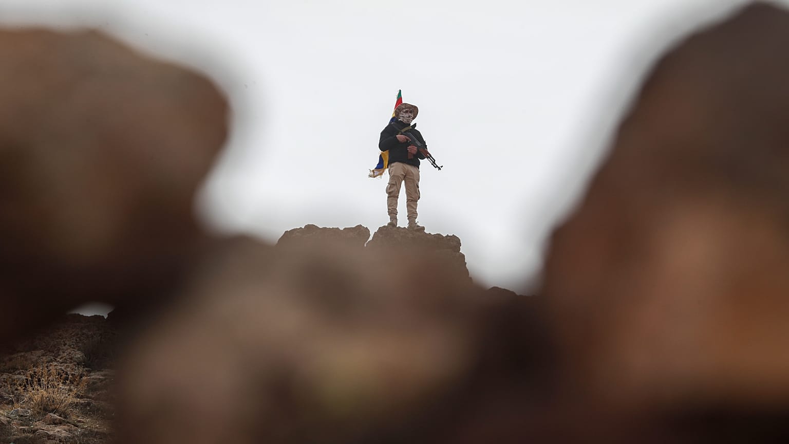 Un membre de la milice druze Liwa al-Jabal monte la garde au sommet d'une colline près d'un avant-poste dans la province de Soueïda, dans le sud de la Syrie, le 4 mars 2025