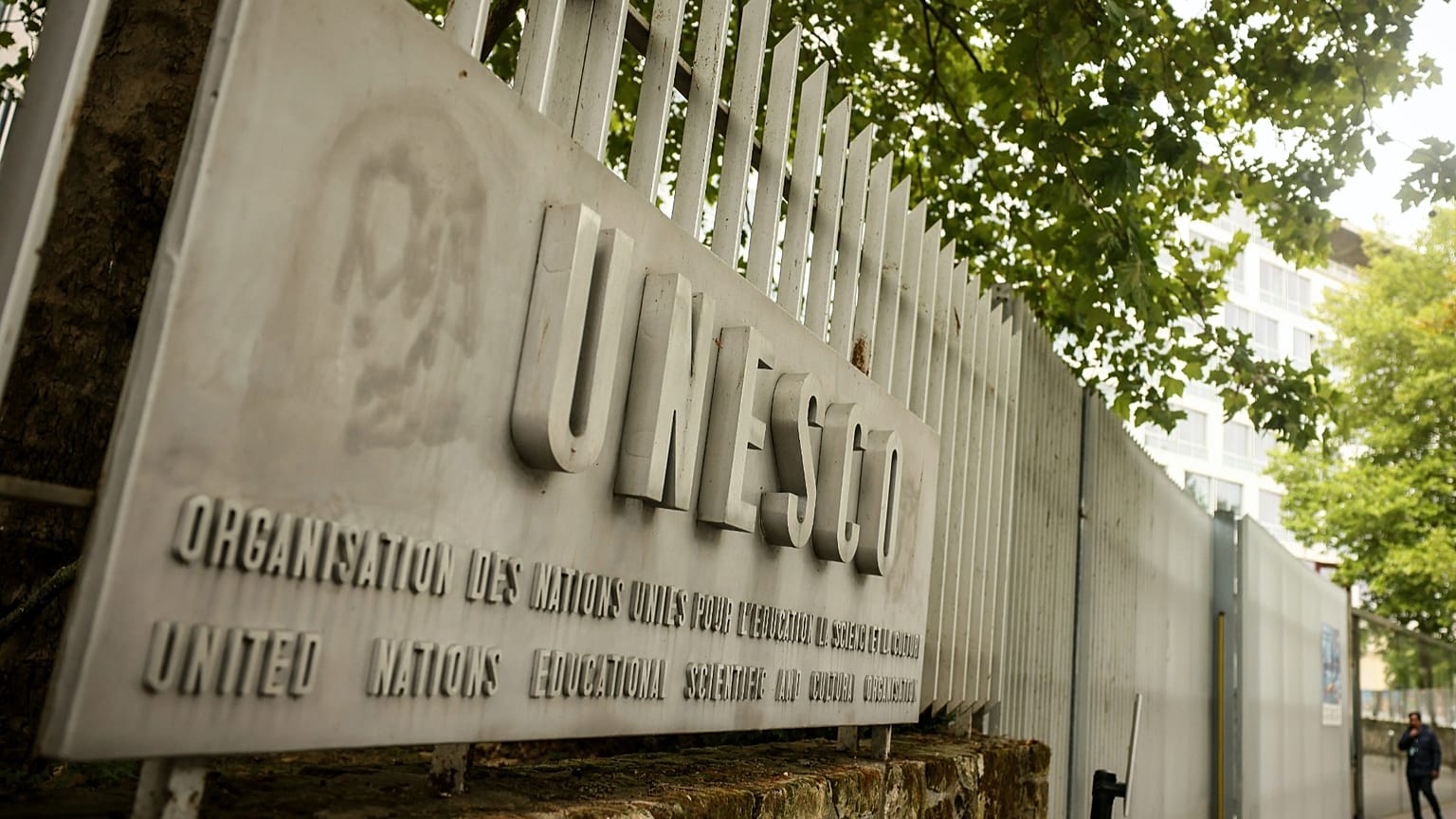 Egy férfi belép az UNESCO párizsi székházába