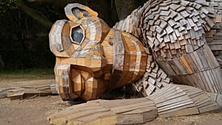 Une sculpture géante créée par l'artiste danois Thomas Dambo et son équipe est exposée dans le domaine historique de Filoli, le samedi 5 juillet 2025, à Woodside, en Californie