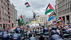 18. Mai 2024: Menschen demonstrieren für ein Ende des Konfliktes im Gaza-Streifen. Immer wieder eskalieren viele Pro-Palästina-Demonstrationen in Berlin. (Symbolbild)