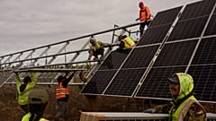 Pracownicy instalują panele w projekcie solarnym w Galena na Alasce.