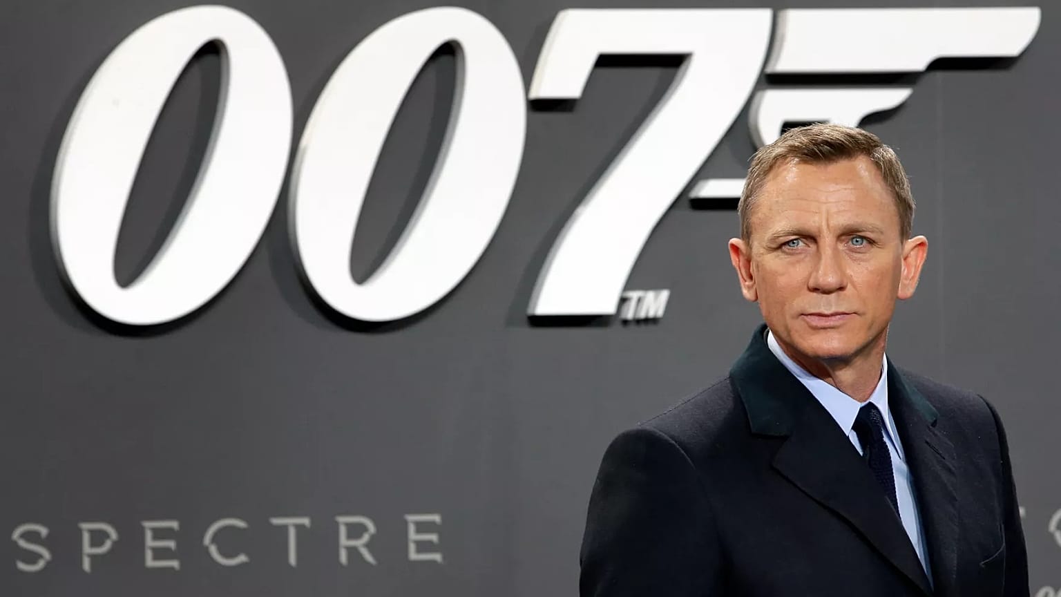 Daniel Craig posa para a imprensa enquanto chega à estreia alemã do filme de James Bond "Spectre" em Berlim, a 28 de outubro de 2015