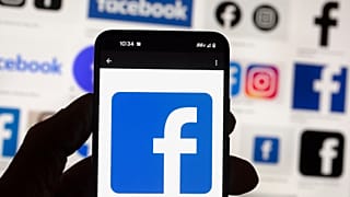 O logótipo do Facebook é visto num telemóvel em Boston, EUA, a 14 de outubro de 2022.