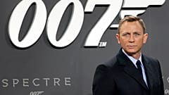 Daniel Craig, James Bond filmi 'Spectre'ın Almanya galasına katılırken basına poz veriyor.
