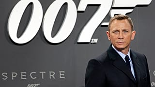 Daniel Craig, James Bond filmi 'Spectre'ın Almanya galasına katılırken basına poz veriyor.