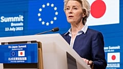 Η πρόεδρος της Ευρωπαϊκής Επιτροπής Ursula von der Leyen απευθύνεται στα μέσα ενημέρωσης μετά τη σύνοδο κορυφής ΕΕ-Ιαπωνίας στις Βρυξέλλες, Βέλγιο, 13 Ιουλίου 2023.