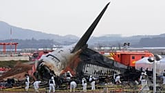 Membros da equipa de salvamento trabalham no local da queda de um avião no Aeroporto Internacional de Muan, em Muan, a 31 de dezembro de 2024