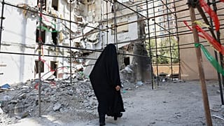 تصویری از ساختمانی مسکونی که در حملات اسرائيل به ایران آسیب دیده است