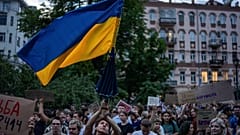 Ein Mann schwenkt eine Fahne während einer Demonstration gegen ein Gesetz zur Korruptionsbekämpfung im Zentrum von Kiew, Ukraine, Dienstag, 22. Juli 2025. 
