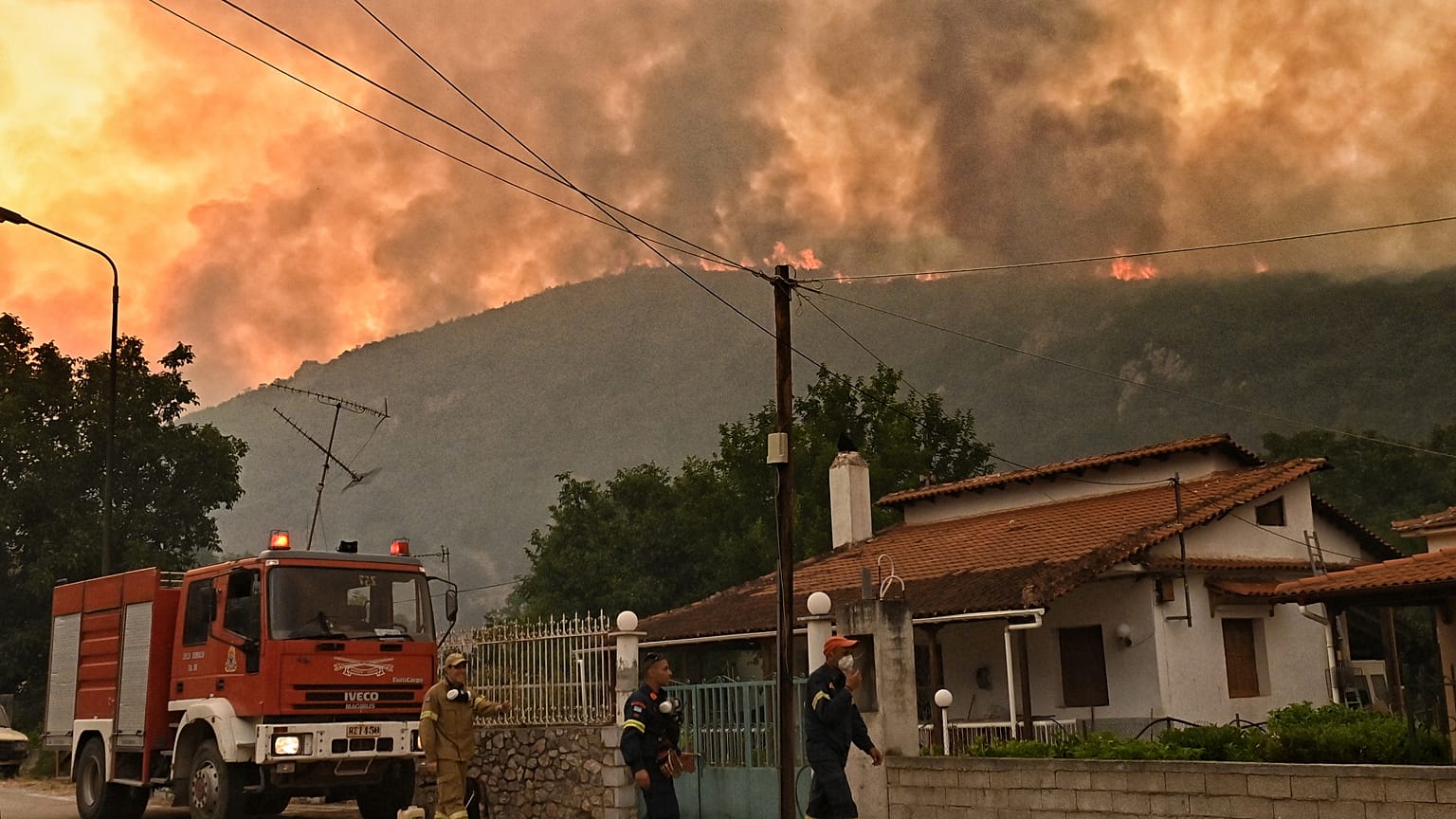 Μεγάλη δασική πυρκαγιά καίει στο χωριό Καρτέρι, κοντά στην Κόρινθο, δυτικά της Αθήνας, Ελλάδα, Τρίτη 22 Ιουλίου 2025. 