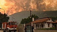 Am Dienstag, 22. Juli 2025, brennt ein großer Waldbrand im Dorf Karteri in der Nähe von Korinth, westlich von Athen, Griechenland. 