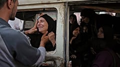 Παλαιστίνιοι θρηνούν τους συγγενείς τους που σκοτώθηκαν σε βομβαρδισμό του ισραηλινού στρατού στη Γάζα, στο νοσοκομείο al-Shifa στην πόλη της Γάζας, την Τρίτη 22 Ιουλίου 2025. 