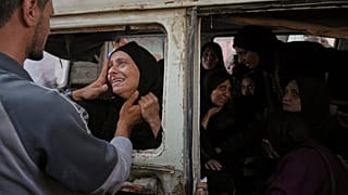 فلسطينيون ينعون أقاربهم الذين قتلوا في قصف للجيش الإسرائيلي على غزة، في مستشفى الشفاء في مدينة غزة يوم الثلاثاء 22 يوليو/تموز 2025. 